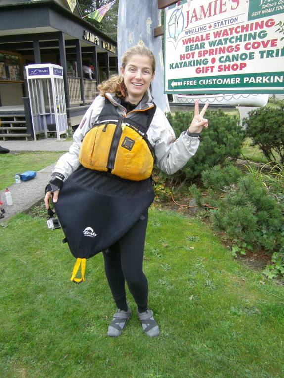 Vestida para o passeio de caiaque em Tofino, na costa oeste da Vancouver Island, na Columbia Britânica.no Canadá